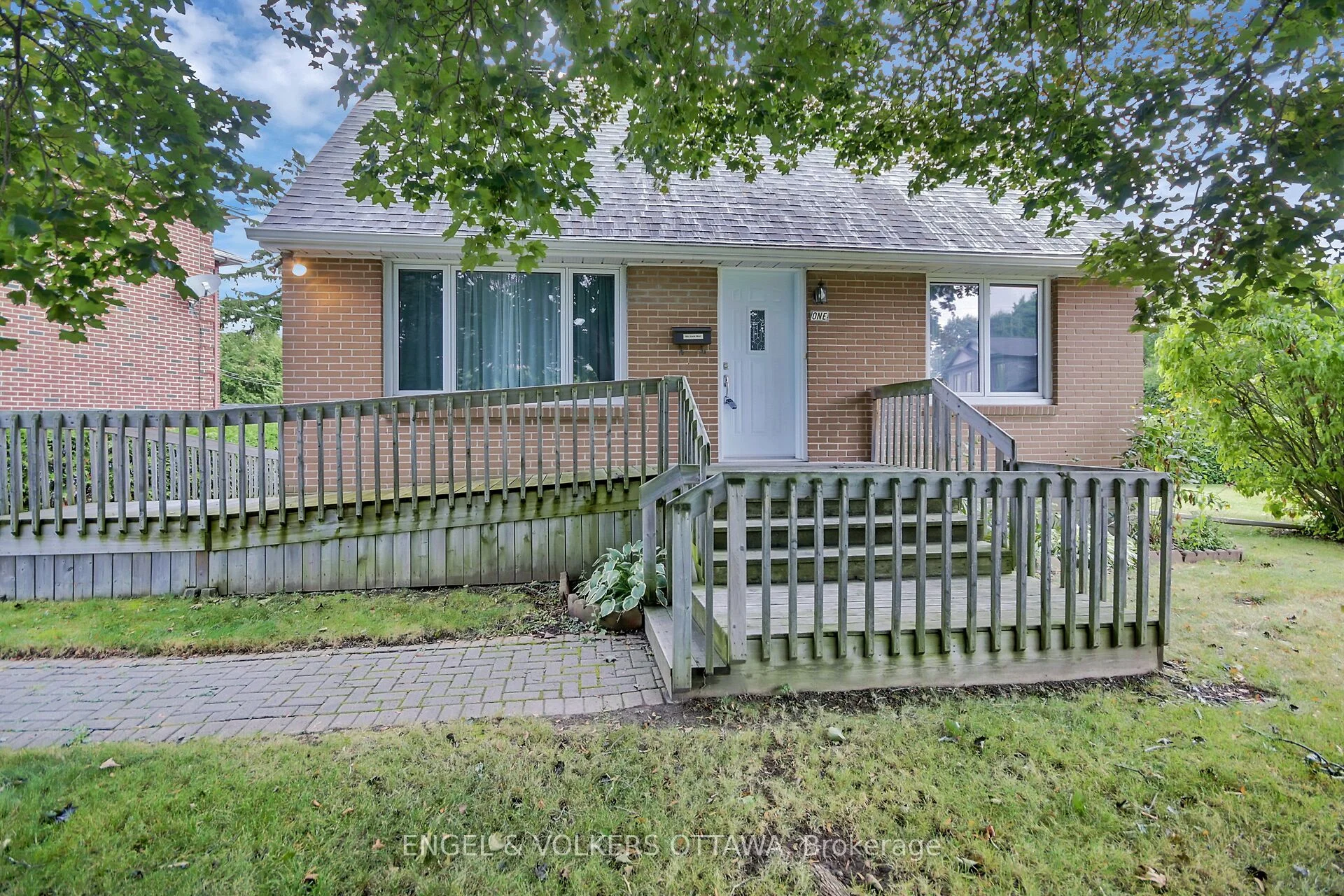 Detached in Meadowlands - Crestview and Area