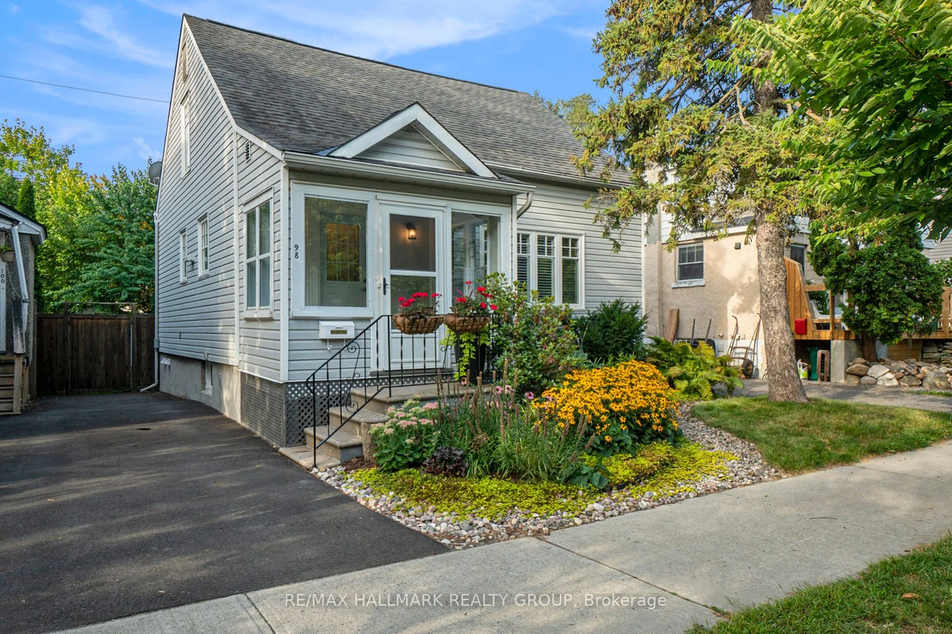 98 Dagmar Avenue, Vanier and Kingsview Park, ON K1L 5T4