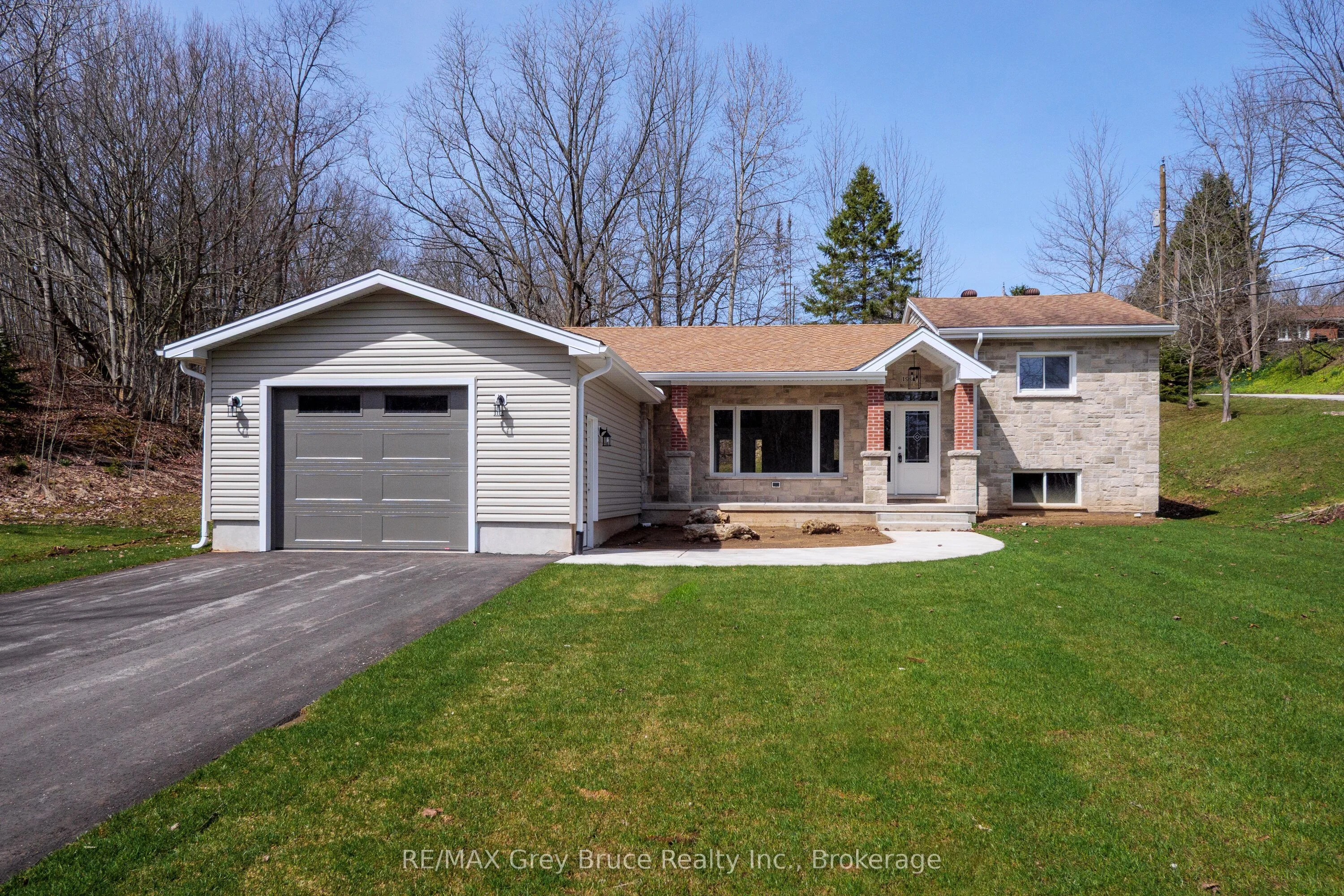1996 6th Avenue W, Owen Sound, ON N4K 5J1