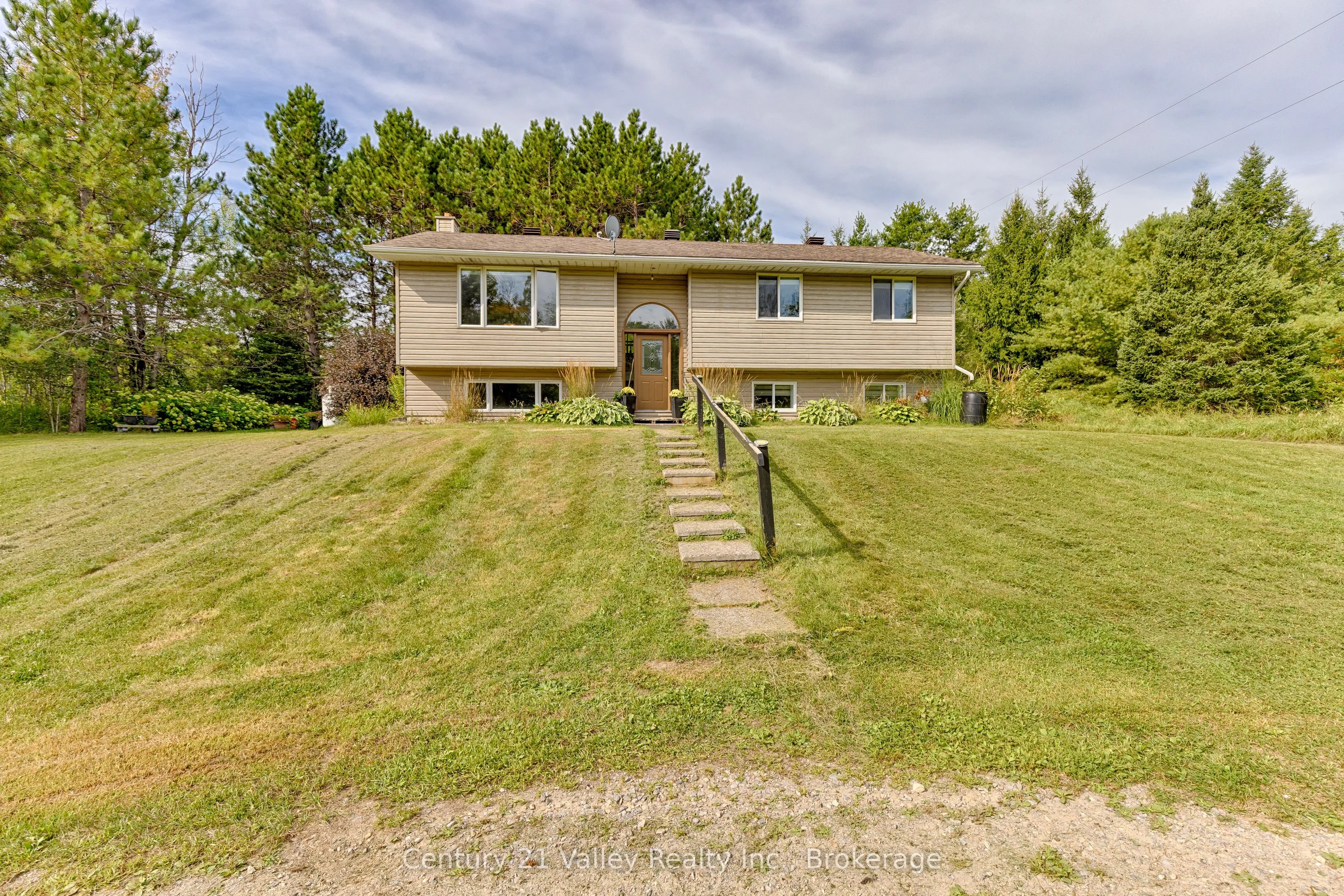 3045 Mclaughlin Road, Whitewater Region, ON K8A 6W3