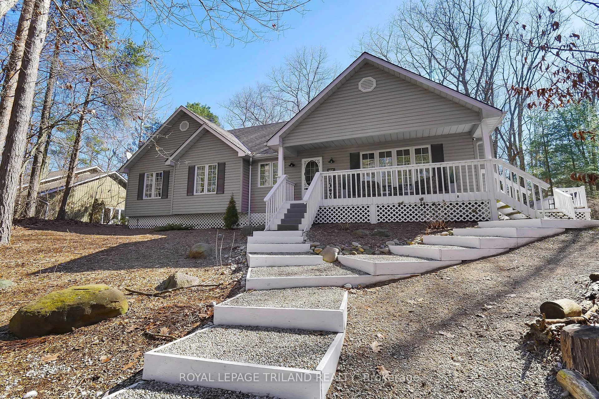 9945 RIVERVIEW Road, Lambton Shores, ON N0M 1T0