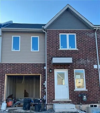 Att/Row/Townhouse in Welland