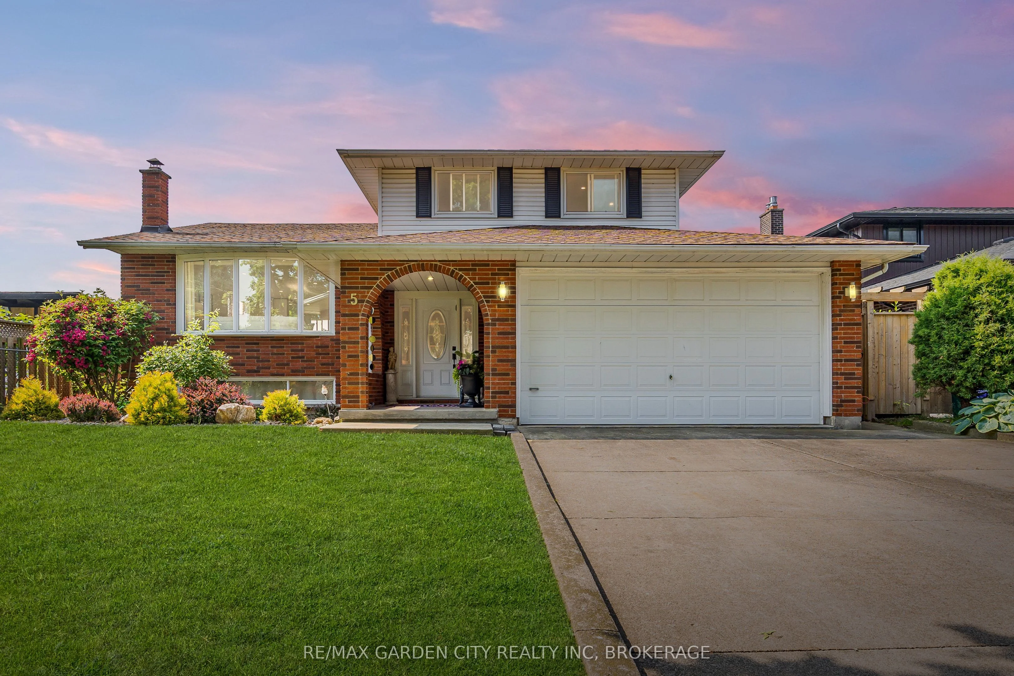 5 Woodgarden Court, St. Catharines, ON L2M 7C9