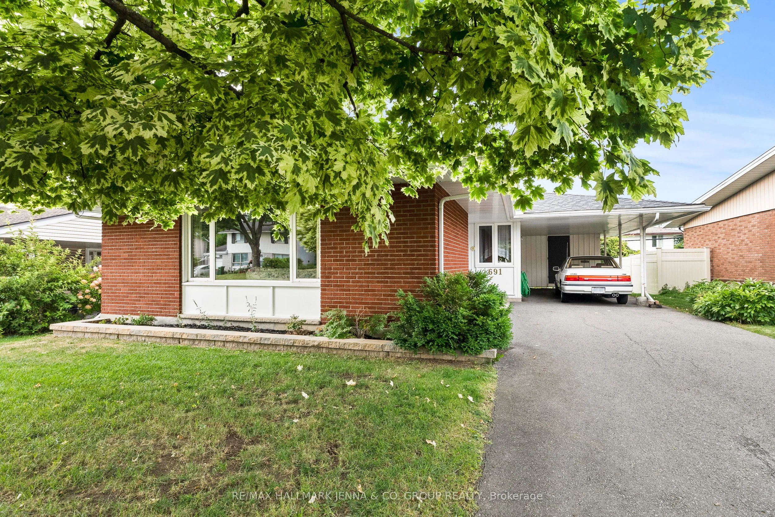 Detached in Billings Bridge - Riverside Park and Area