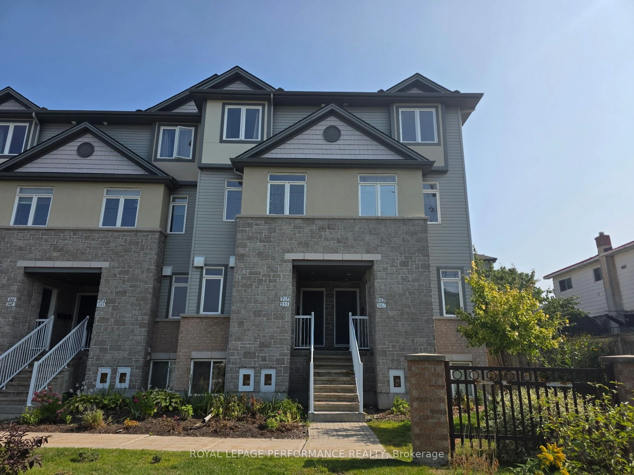 Condo Townhouse in Cyrville - Carson Grove - Pineview