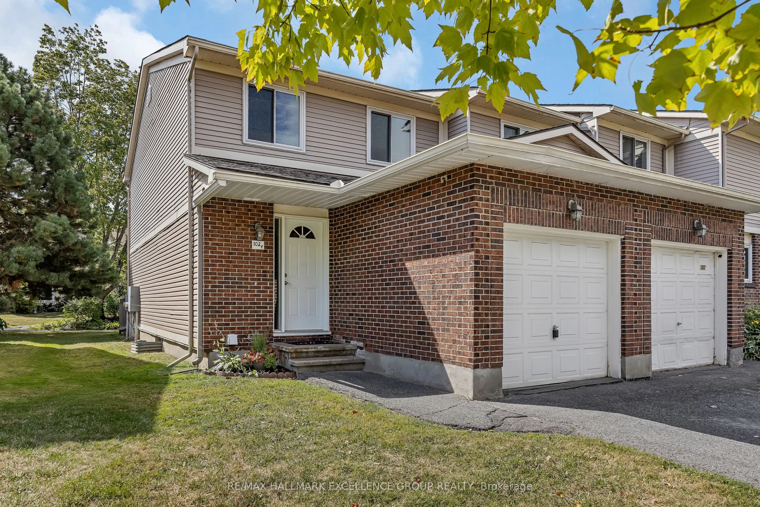 102F Valley Stream Drive, South of Baseline to Knoxdale, ON K2H 9E1