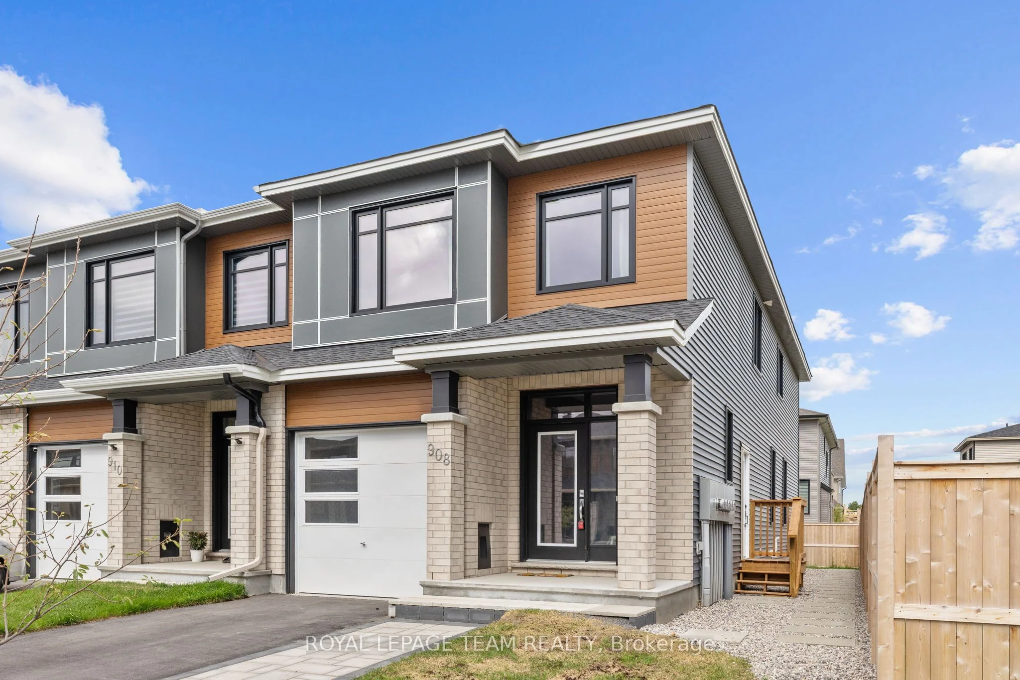 Att/Row/Townhouse in Blossom Park - Airport and Area