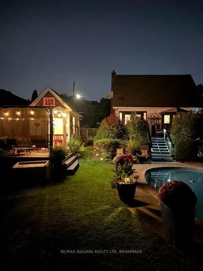 Detached in Niagara Falls