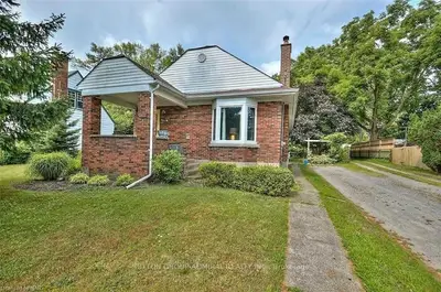 Detached in Niagara Falls