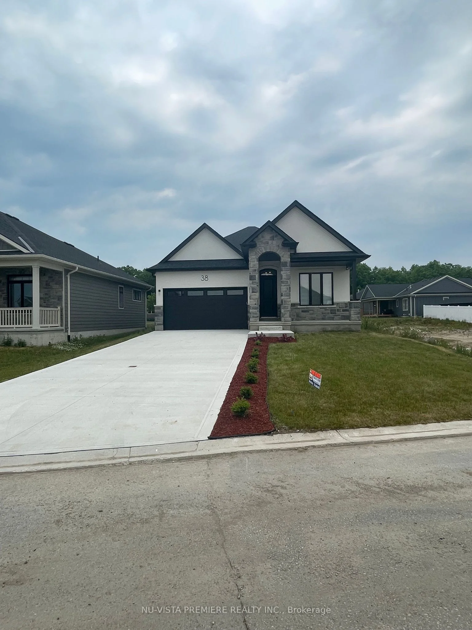 38 BROOKLAWN Drive, Lambton Shores, ON N0M 1T0