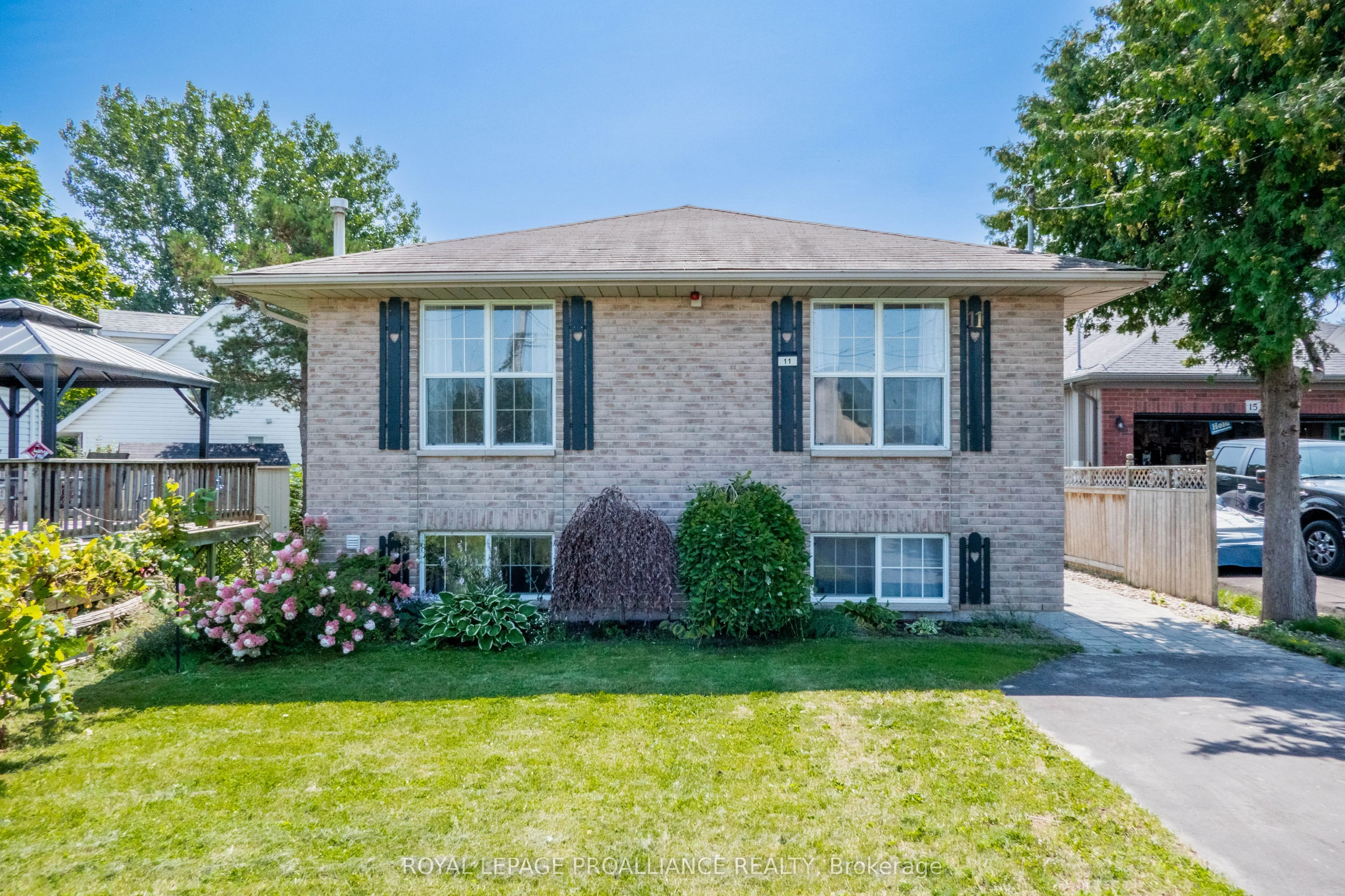 11 Carrying Place Road, Quinte West, ON K8V 3E6