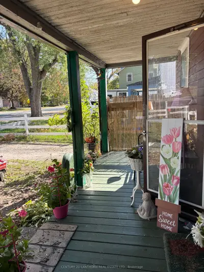 Detached in Marmora and Lake