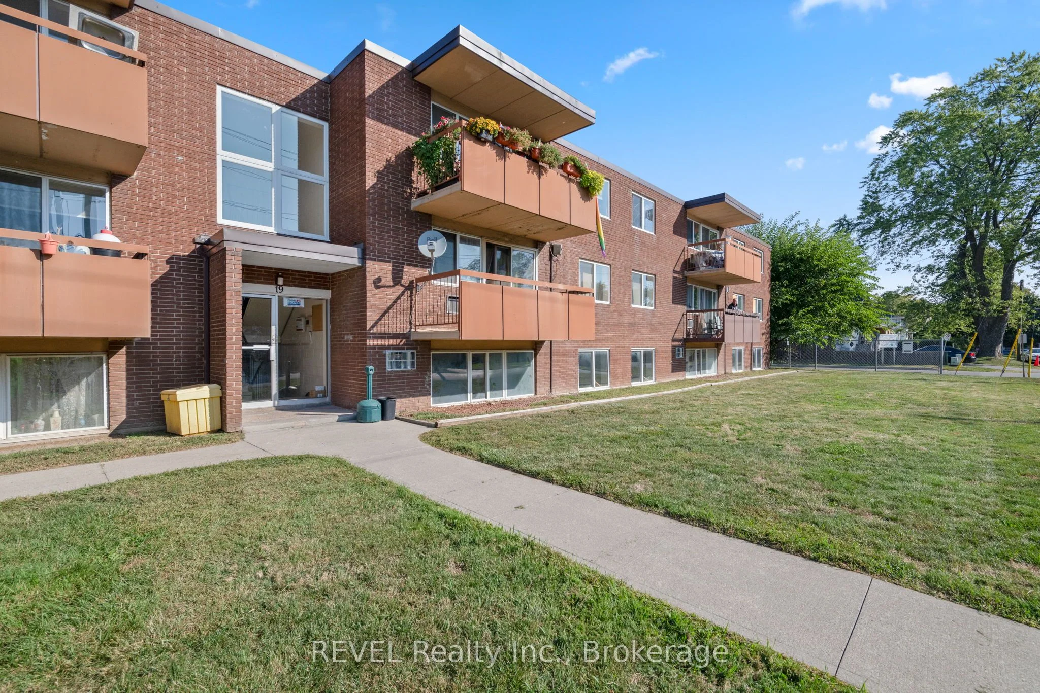 19 Manchester Avenue 102, St. Catharines, ON L2R 1N9