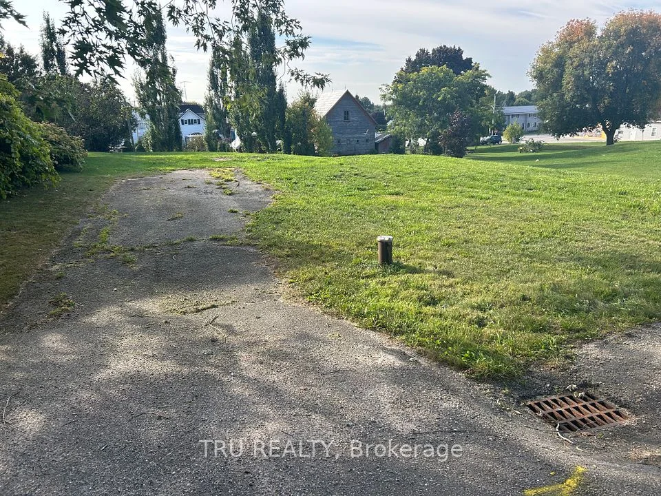 9 Wellington Street W, Athens, ON K0E 1B0