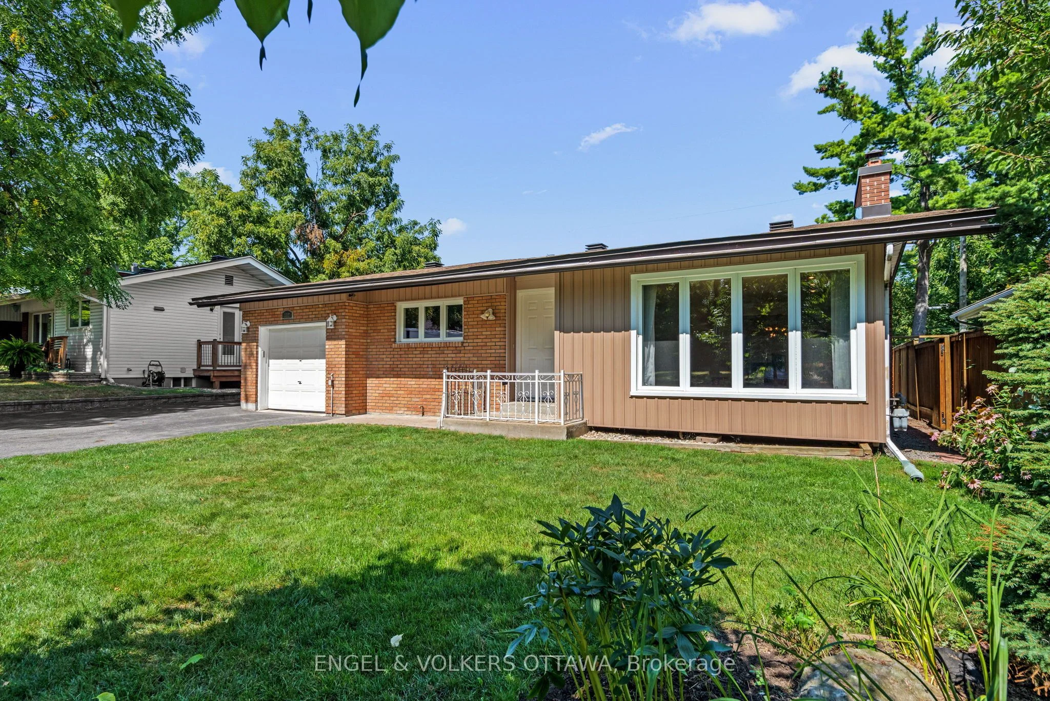 337 Mountbatten Avenue, Alta Vista and Area, ON K1H 5W2