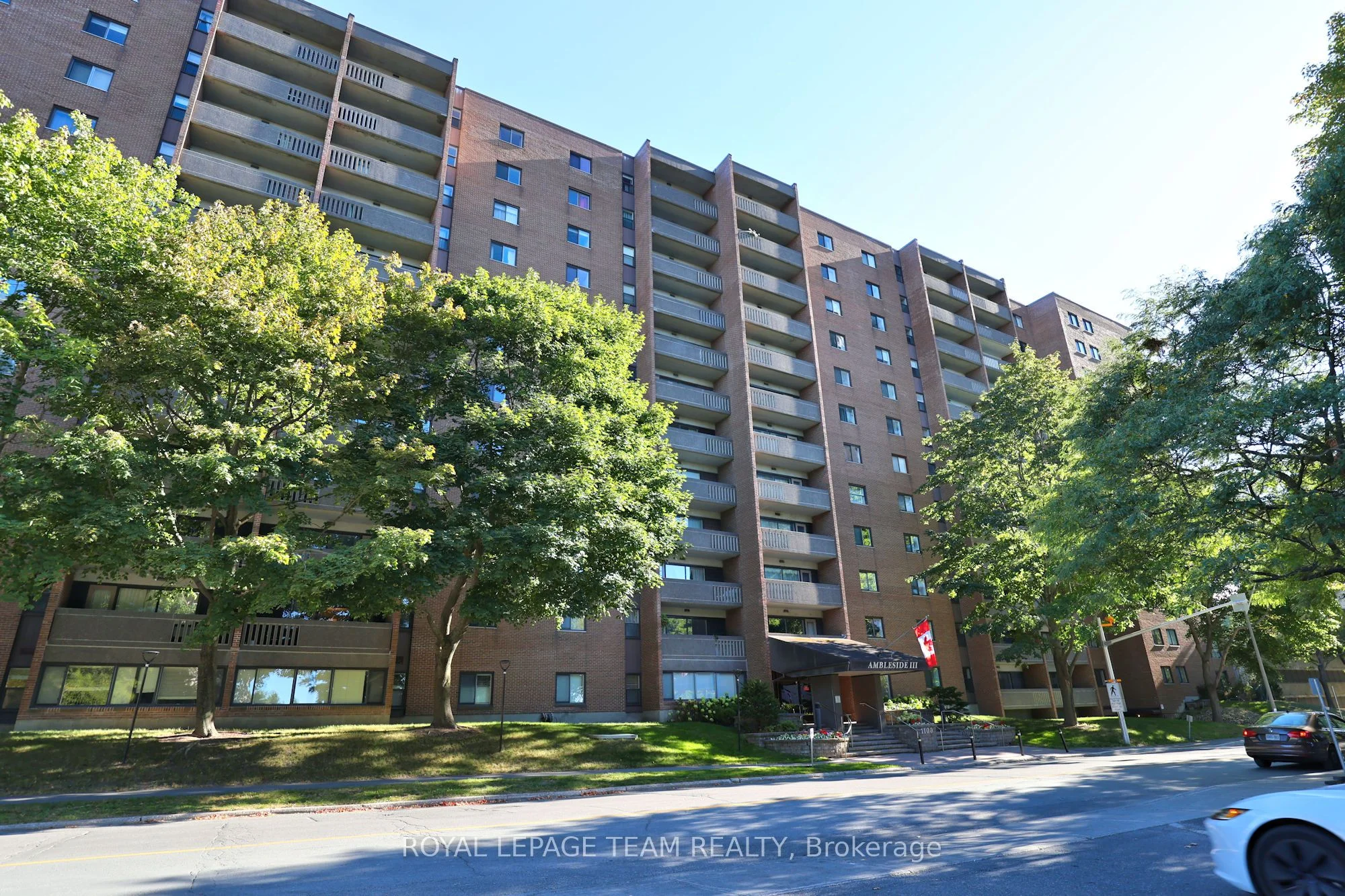Condo Apartment in Woodroffe