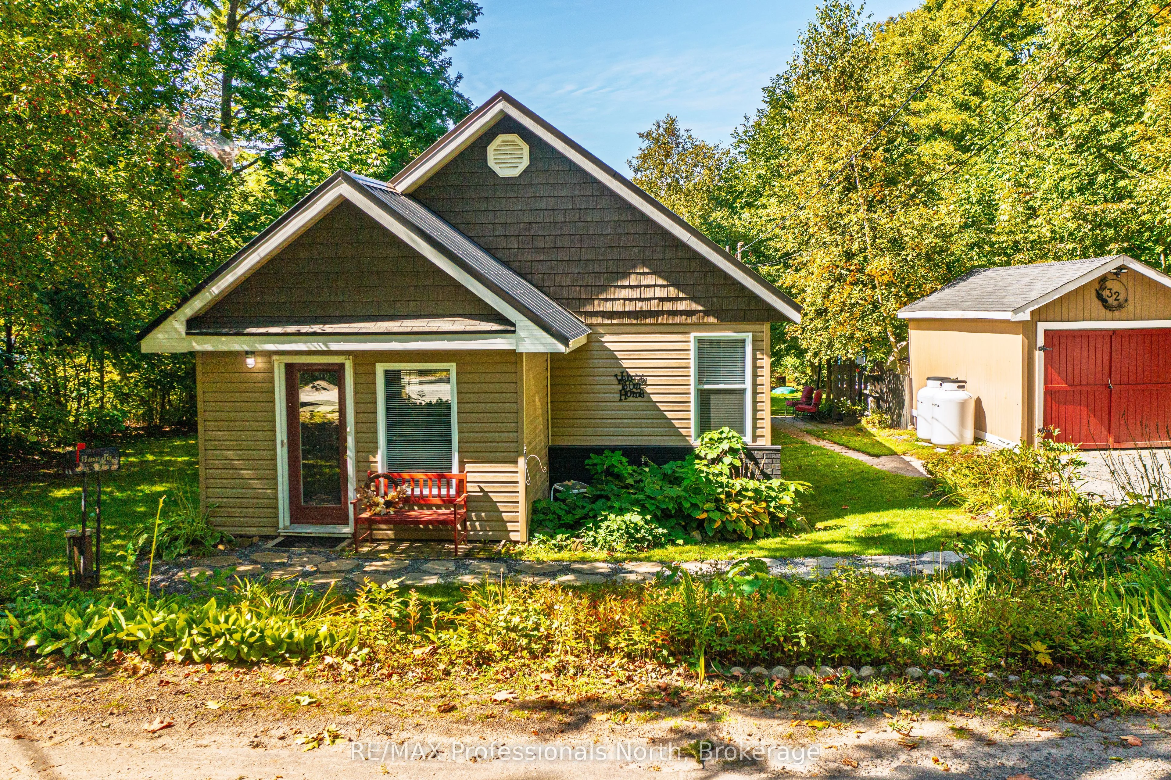 32 Bethune Road S, Huntsville, ON P1H 2J2