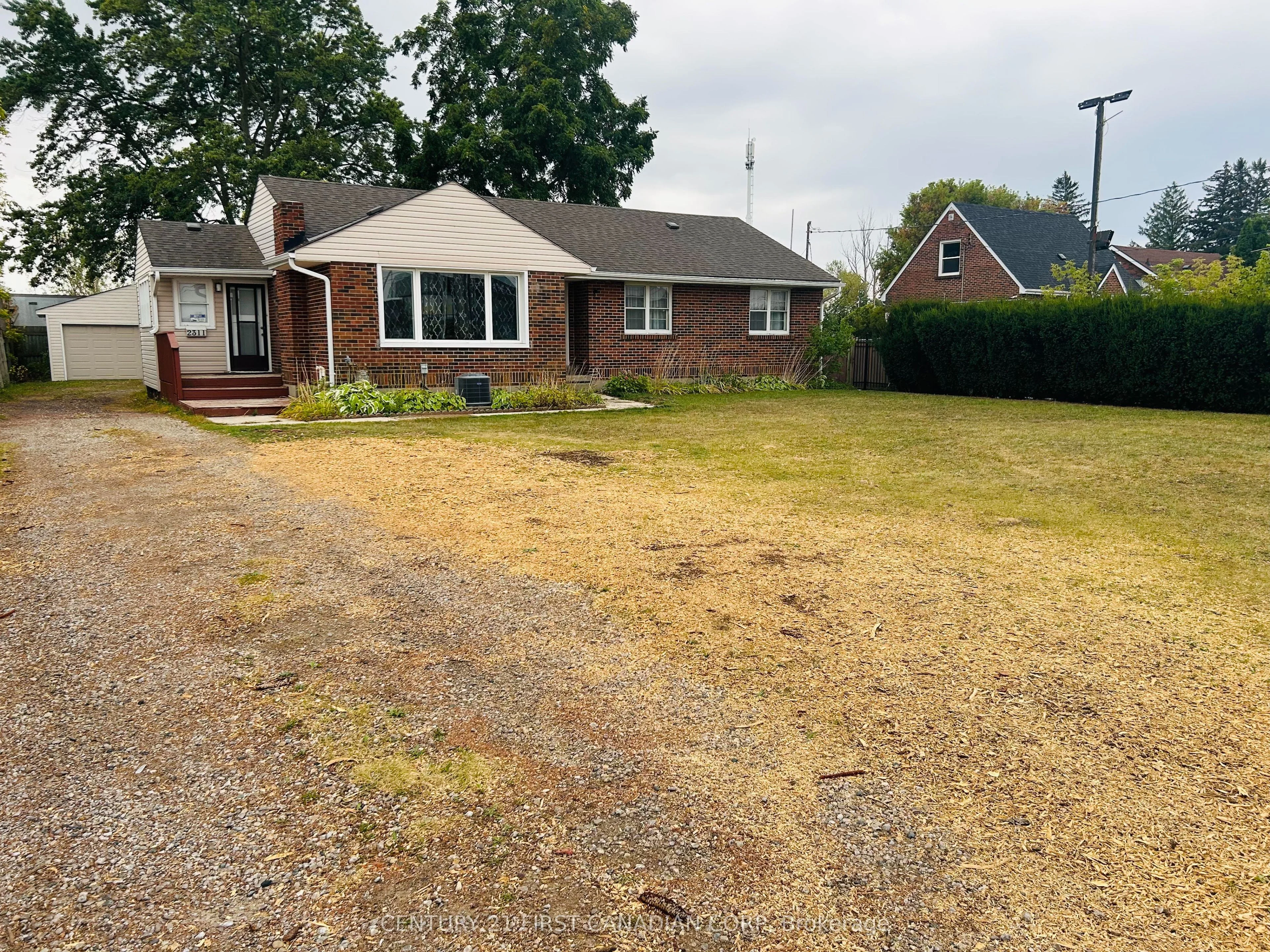 2311 Dundas Street, London East, On N5v 1r4