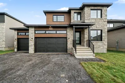 Detached in Russell