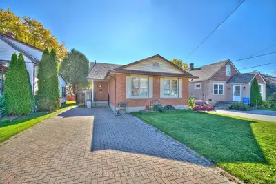 Detached in Niagara Falls