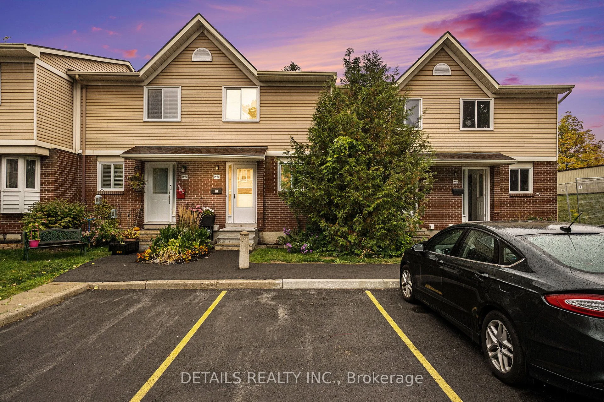 144 Valley Stream, Unit D Drive 9, South Of Baseline To Knoxdale, On K2h 9c6