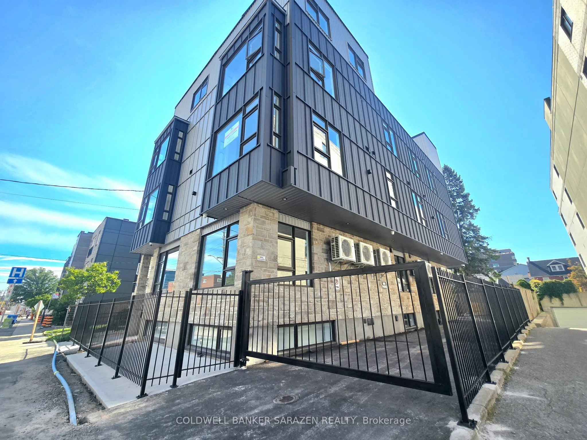 10 MCARTHUR Avenue 101, Vanier and Kingsview Park, ON K1L 6R2