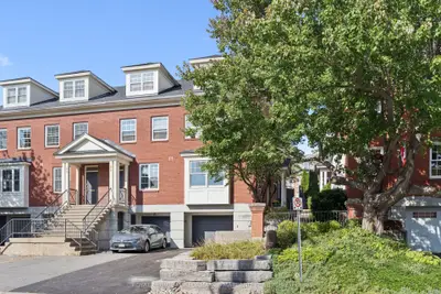 Att/Row/Townhouse in New Edinburgh - Lindenlea