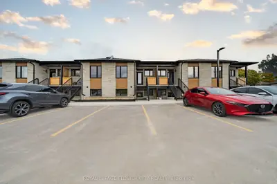 Condo Townhouse in Wellington North