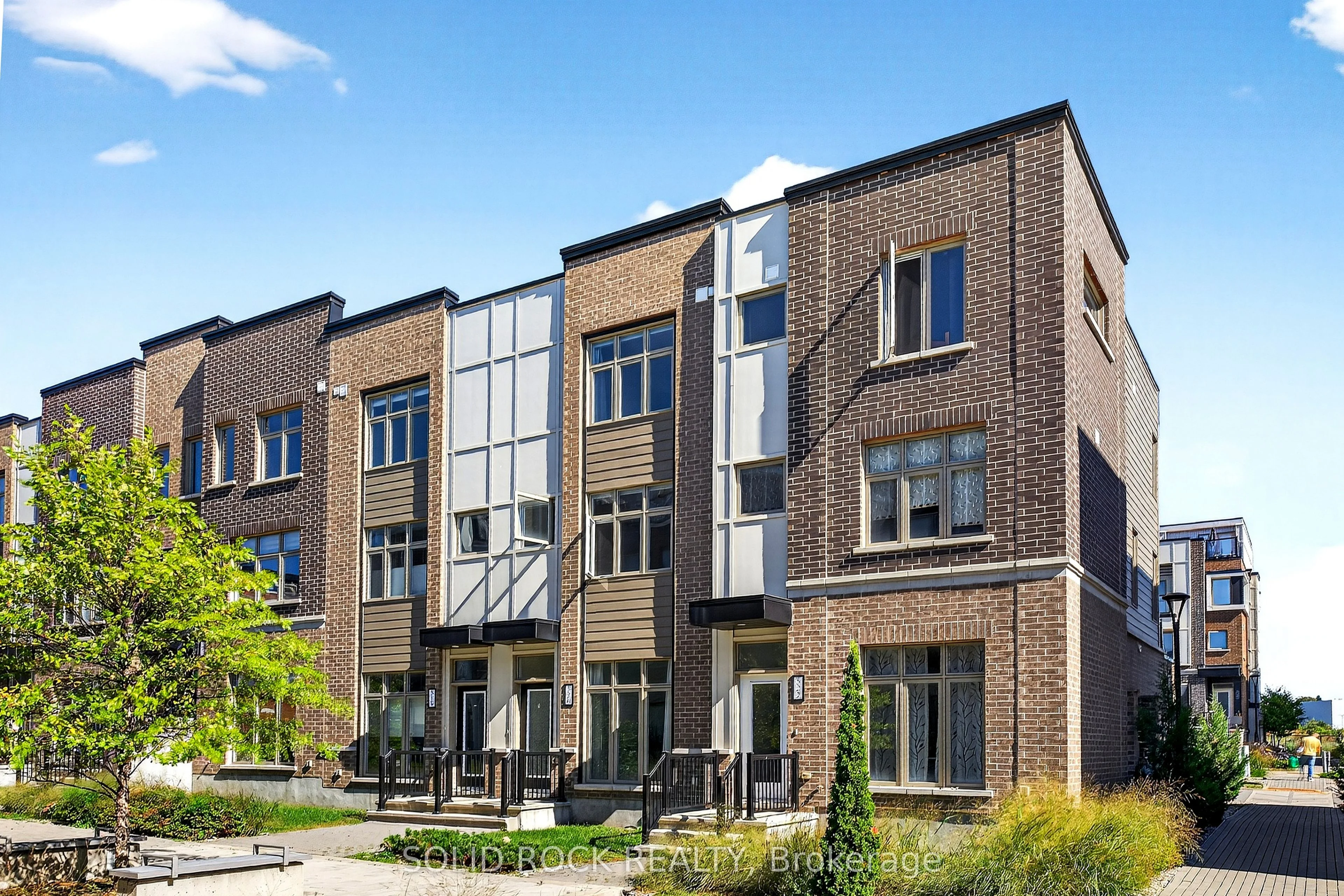 Att/Row/Townhouse in Manor Park - Cardinal Glen and Area