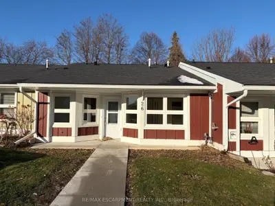 Condo Townhouse in Hamilton