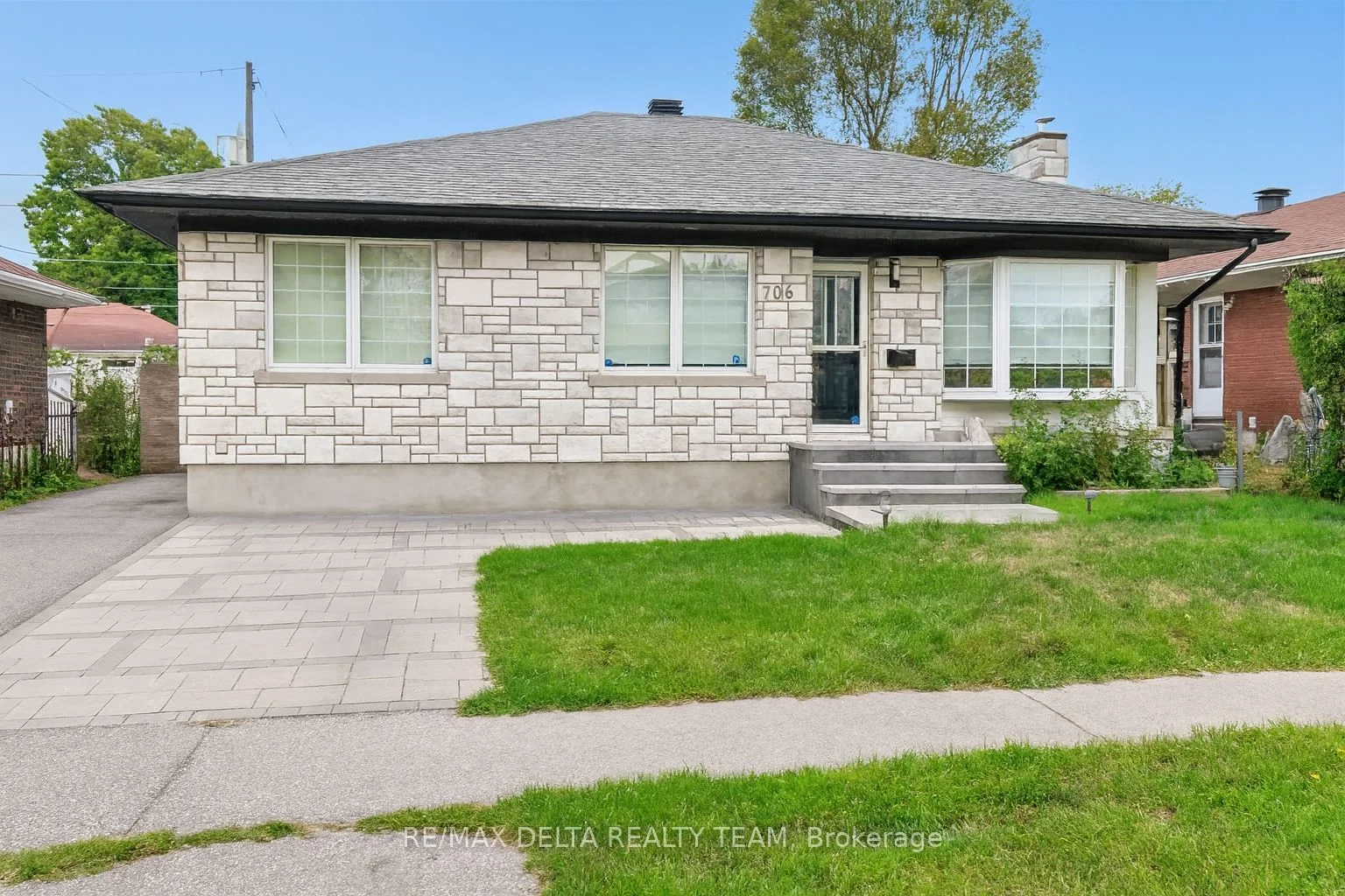706 Smyth Road, Elmvale Acres and Area, ON K1G 1P1