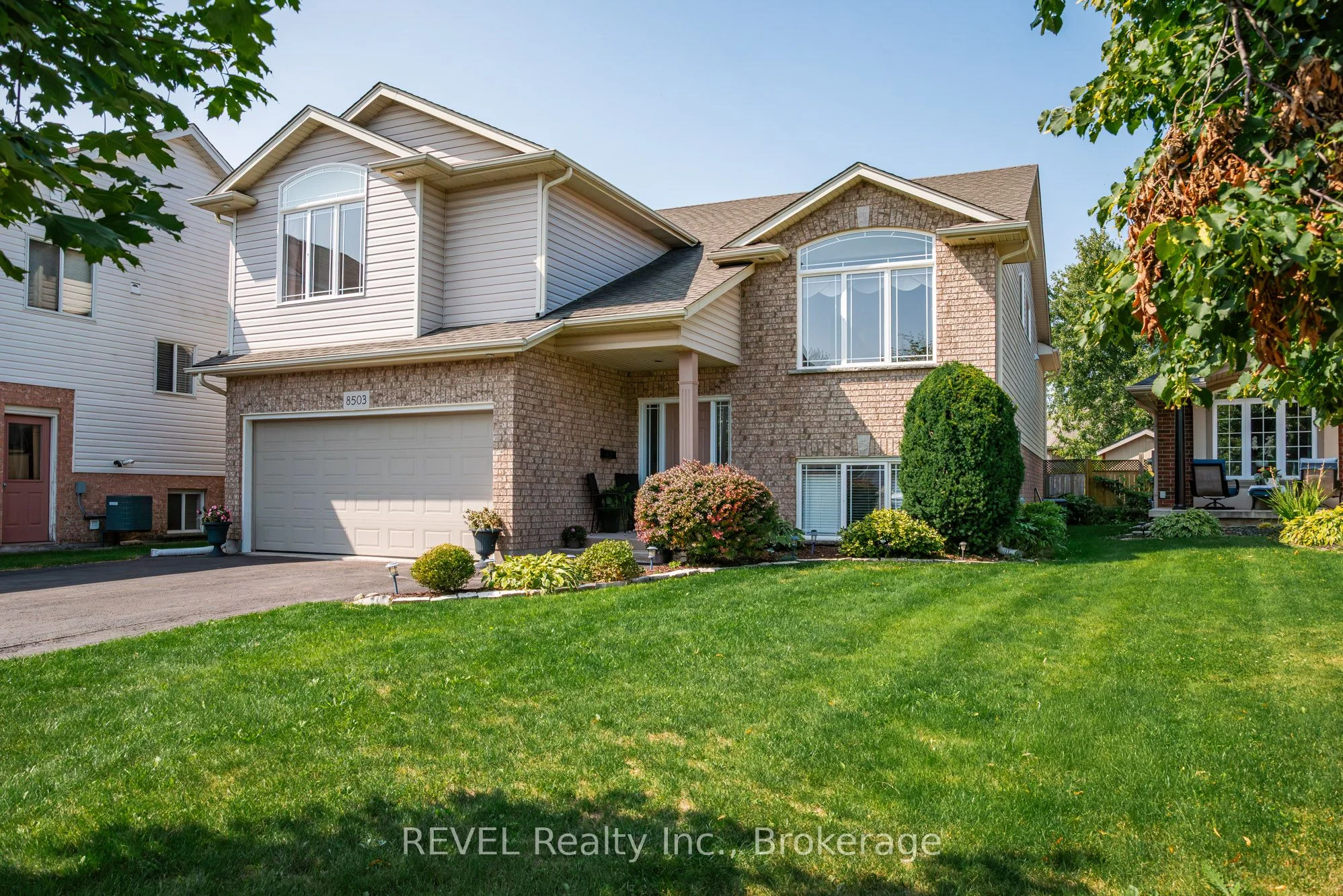 8503 Greenfield Crescent, Niagara Falls, ON L2H 3J8