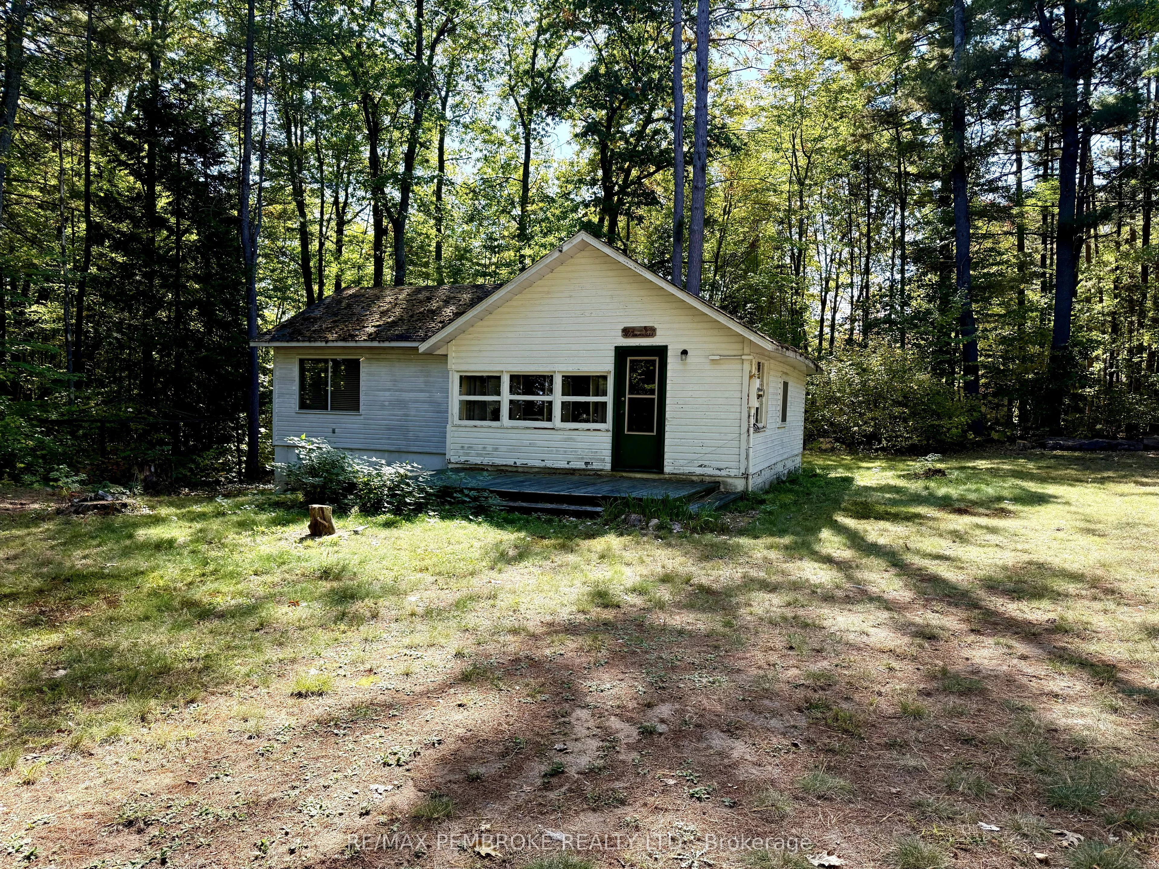 18 Amy Lane, Petawawa, ON K8H 3R4