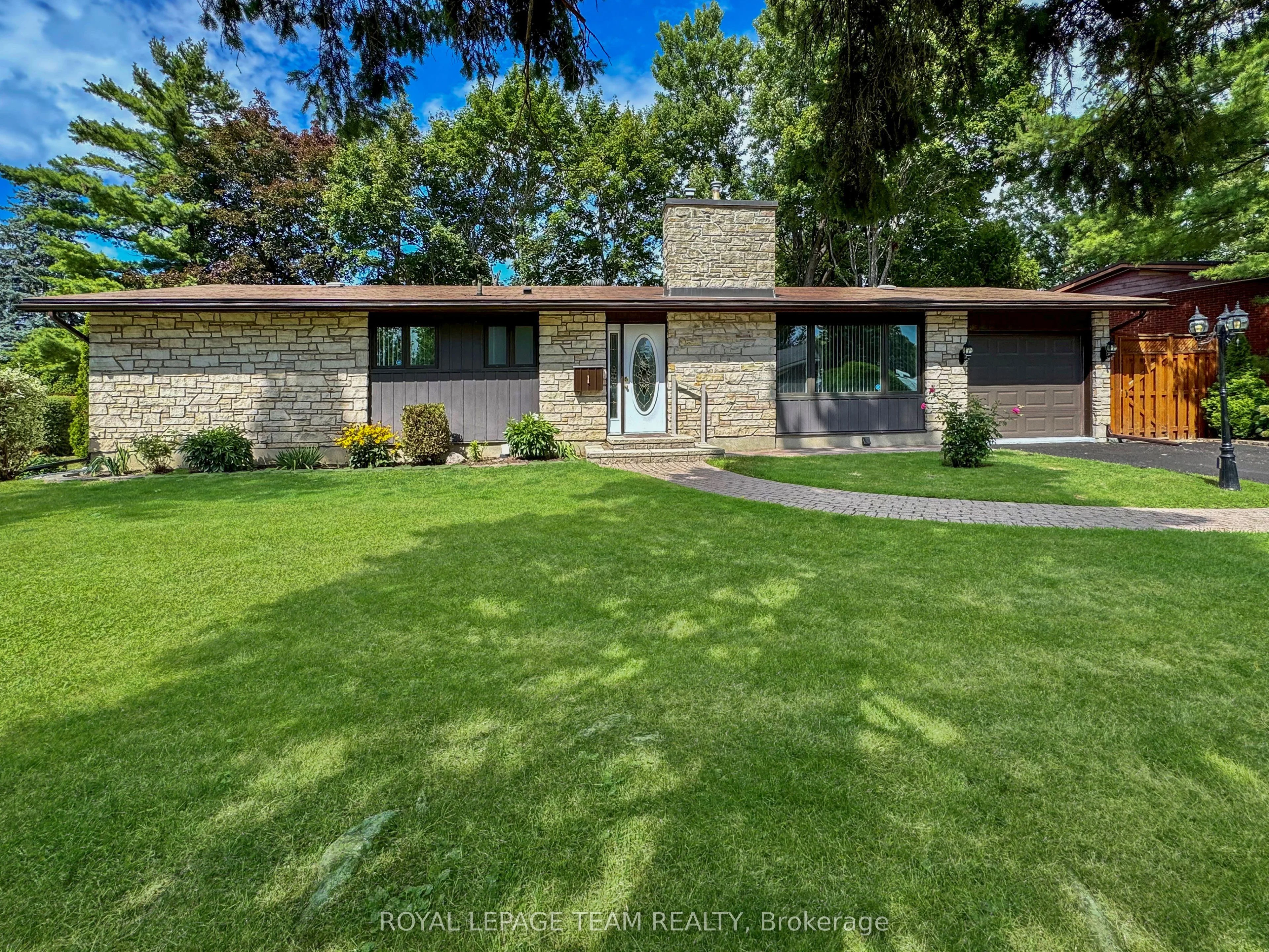 1 Stillwater Drive, Crystal Bay - Rocky Point - Bayshore, ON K2H 5J9