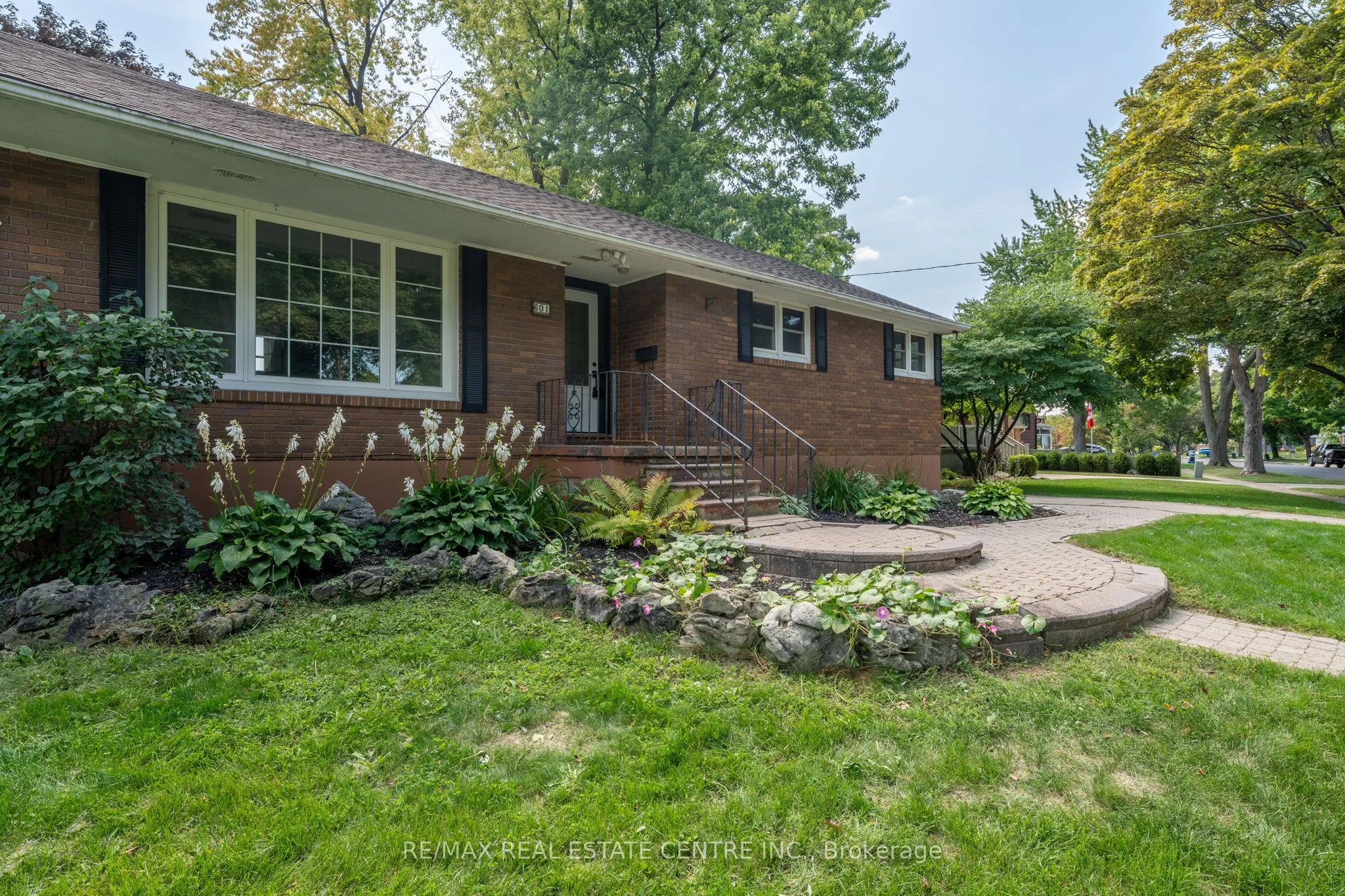601 Hollywood Place, Sarnia, ON N7V 2J1