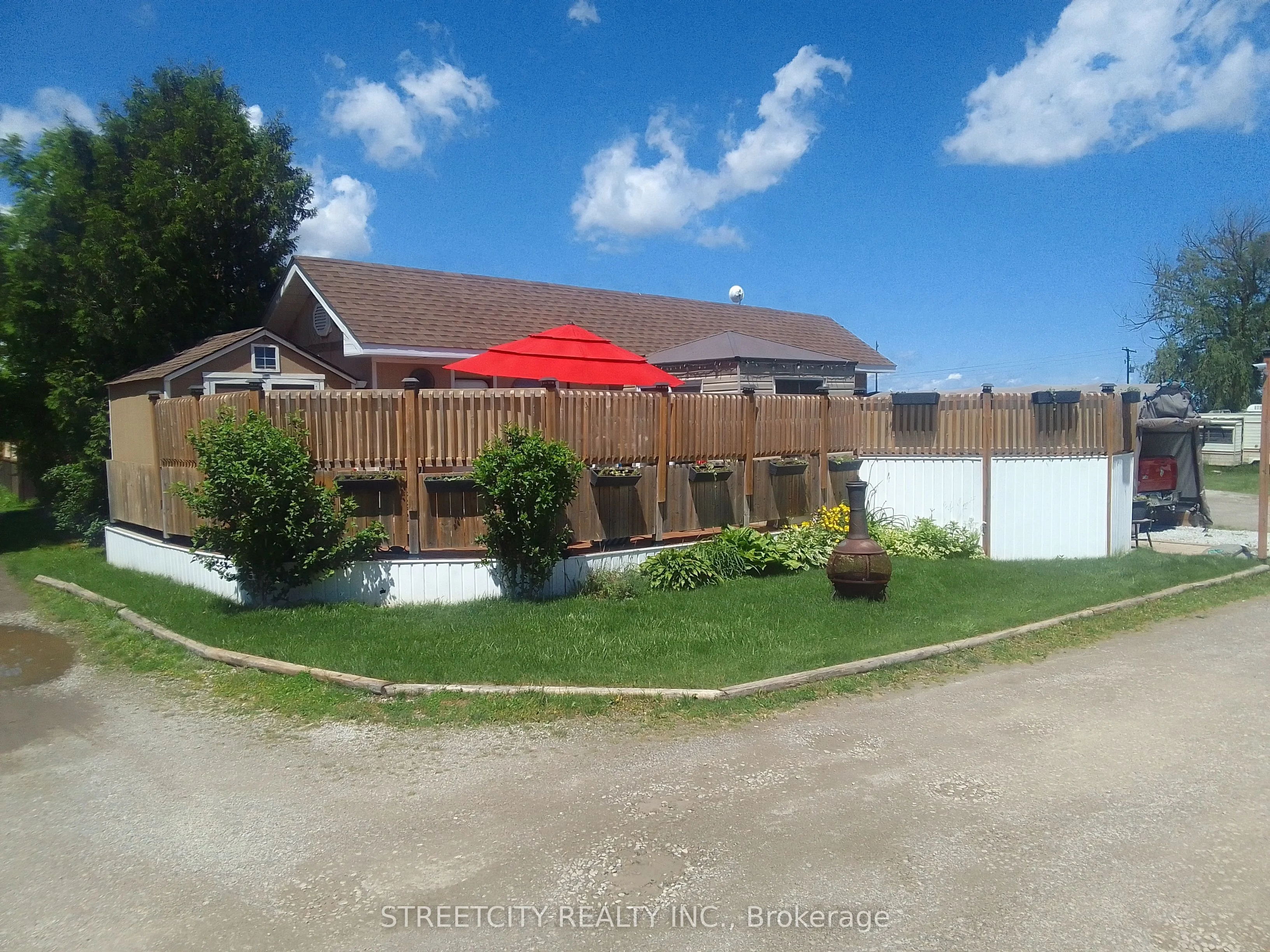 4351 London Line 1, Plympton-Wyoming, ON N0N 1T0