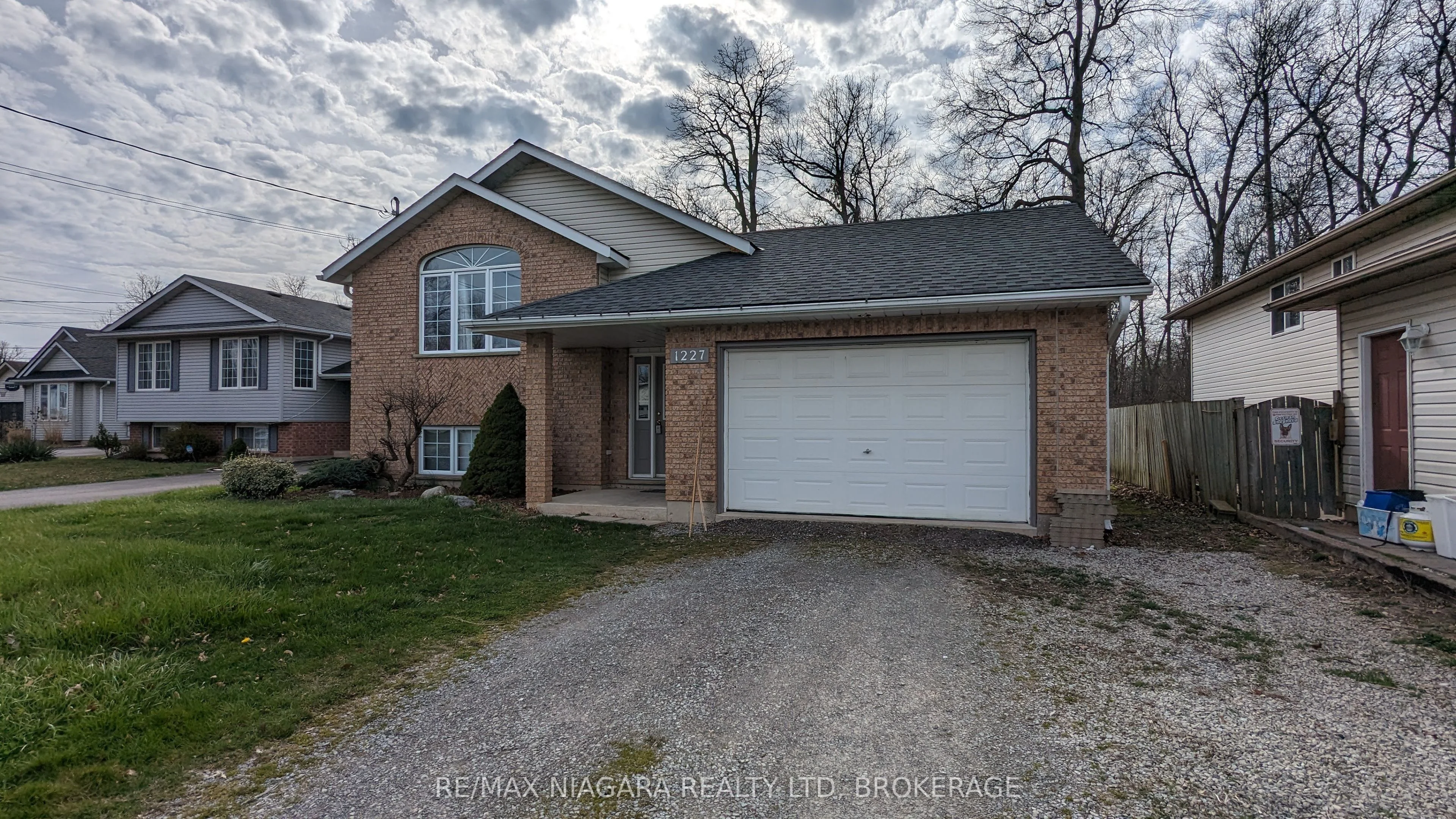 1227 Tenth Street, Fort Erie, On L2a 6b1