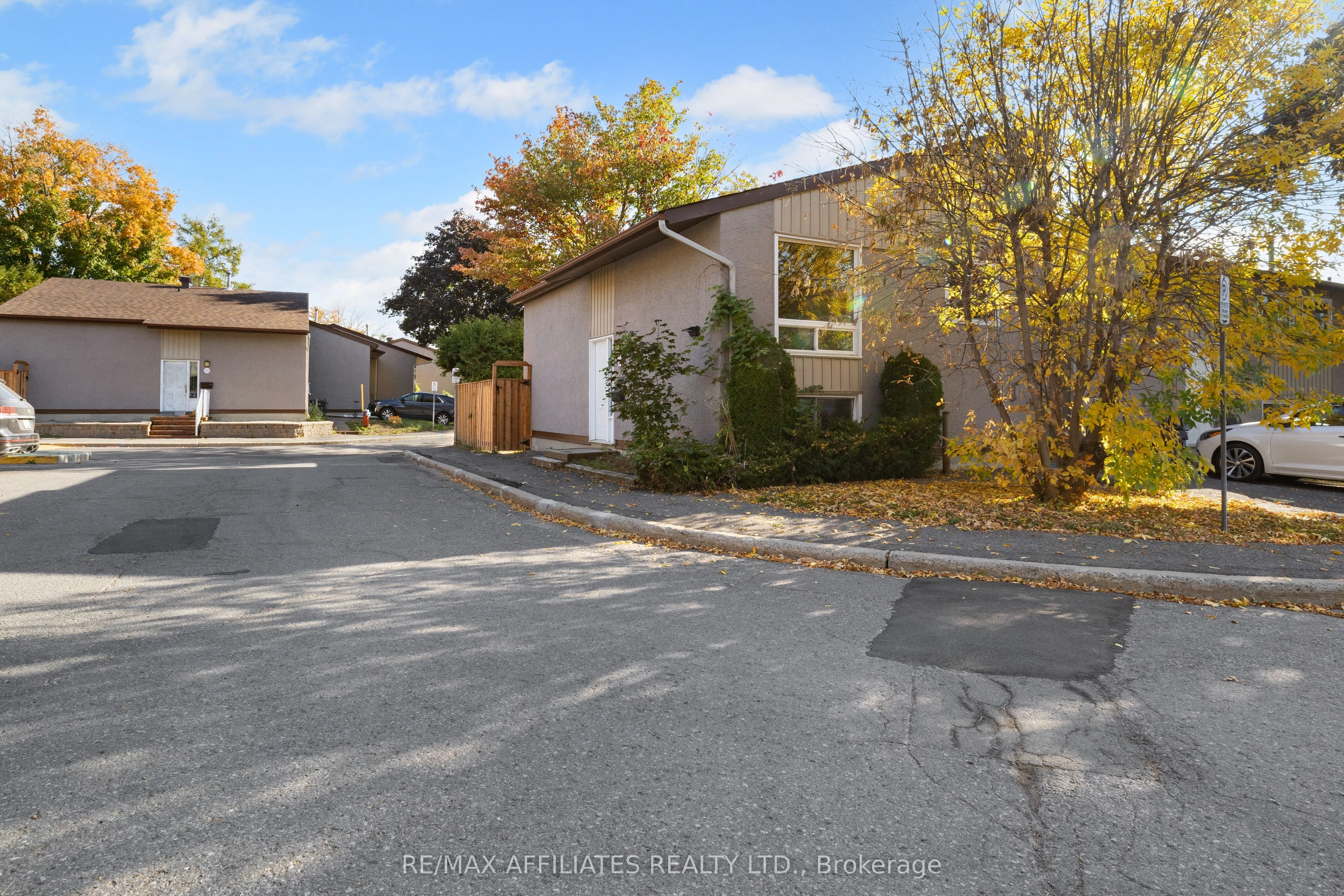 306 Woodfield Drive, Tanglewood - Grenfell Glen - Pineglen, ON K2G 3W9