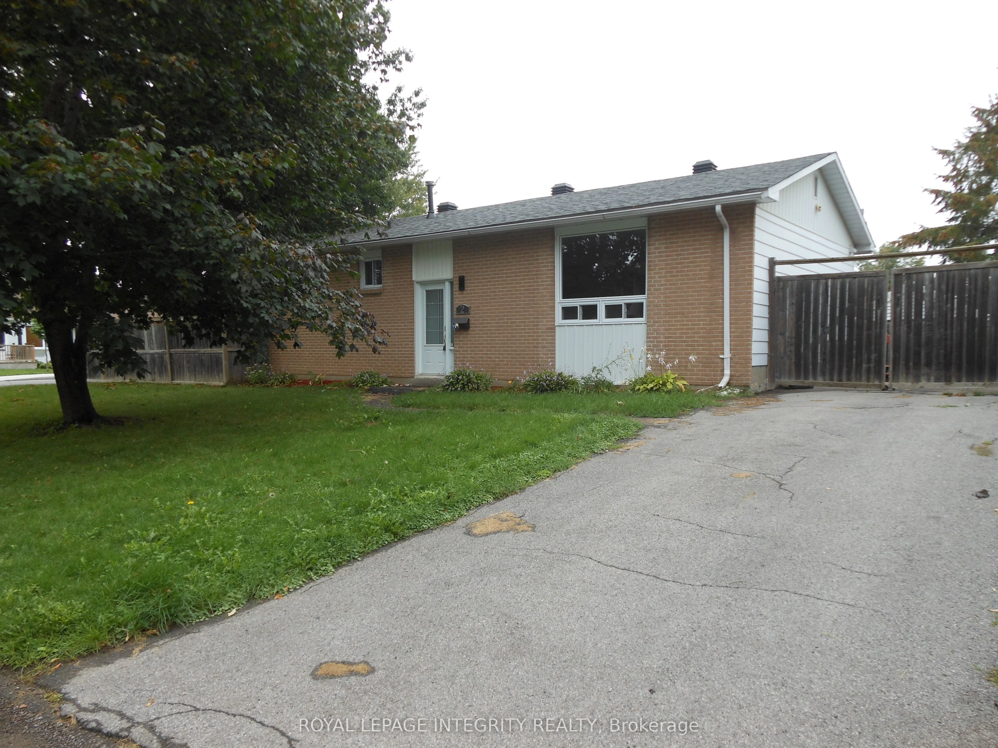2 Laurie Court, Kanata, ON K2L 1S3