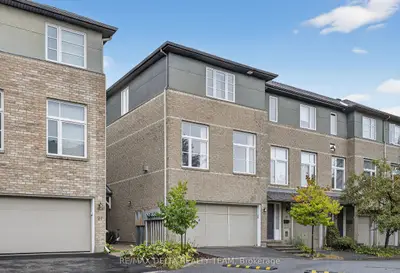 Att/Row/Townhouse in Manor Park - Cardinal Glen and Area