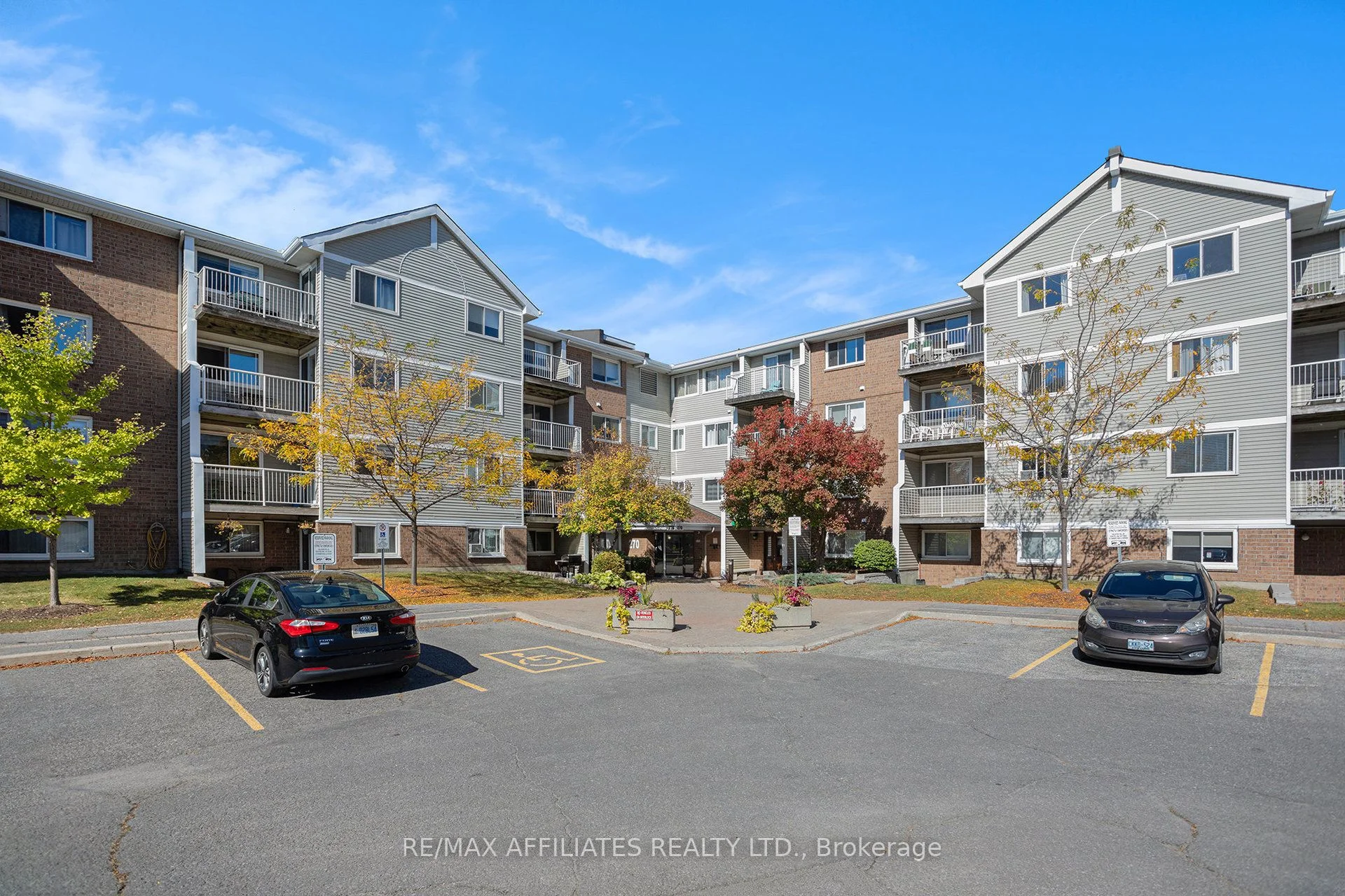 270 Brittany Drive 207, Manor Park - Cardinal Glen and Area, ON K1K 4M3