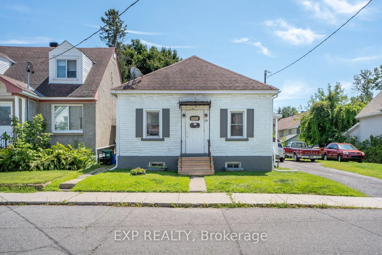 228 CARILLON Street, Vanier and Kingsview Park, ON K1L 5X8