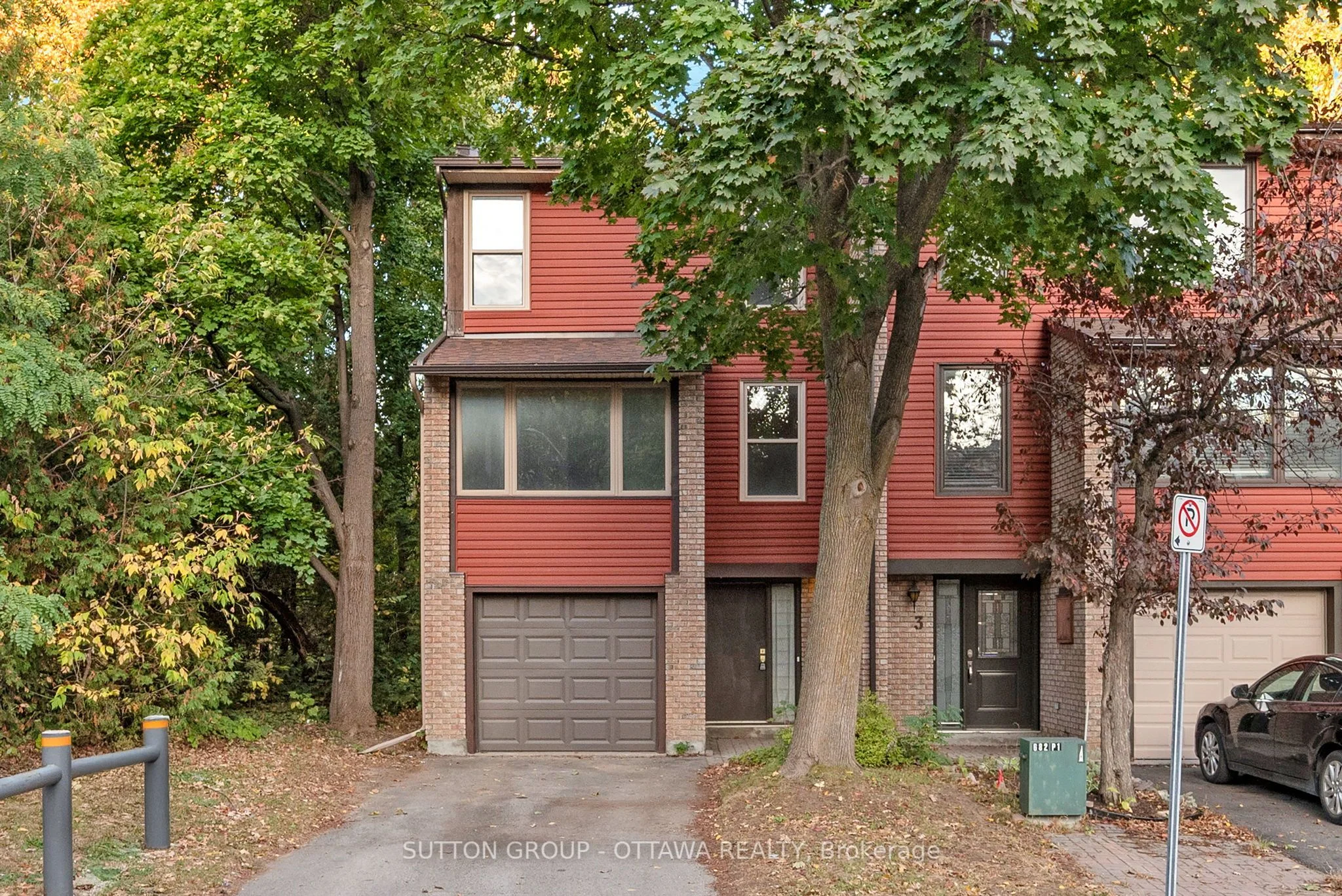 Att/Row/Townhouse in Britannia Heights - Queensway Terrace N and Area