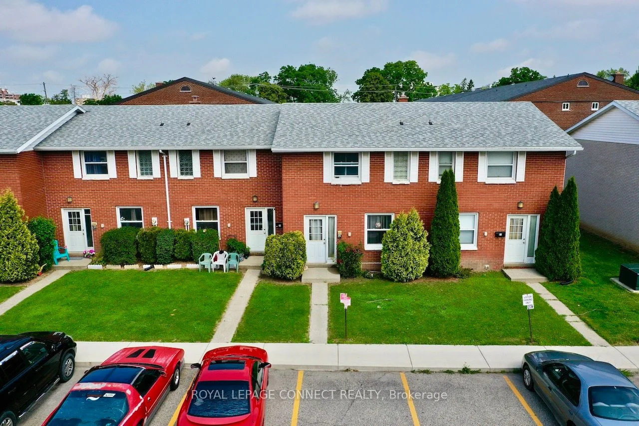 Condo Townhouse in Chatham-Kent