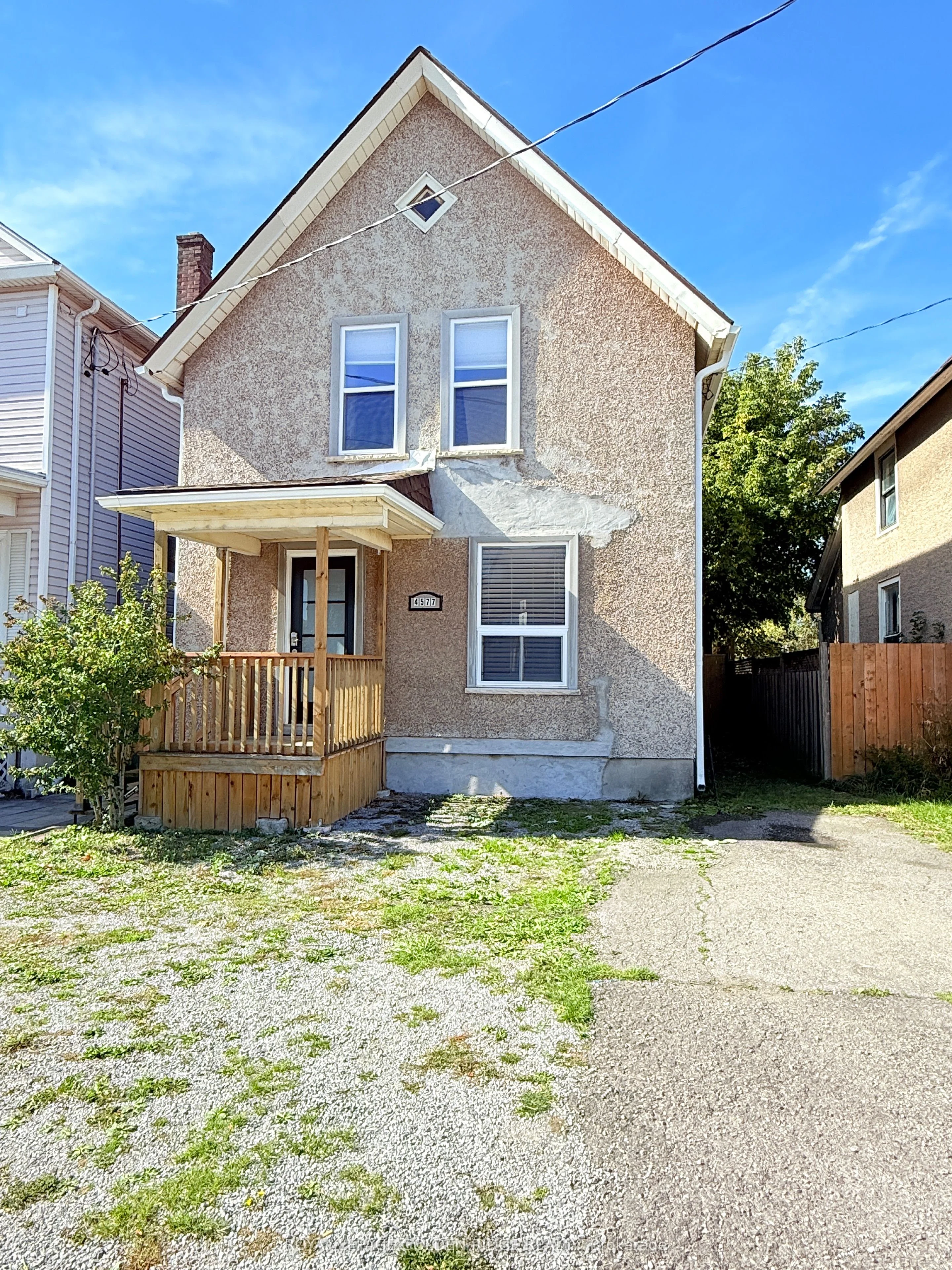 Detached in Niagara Falls