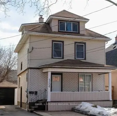 Detached in Niagara Falls