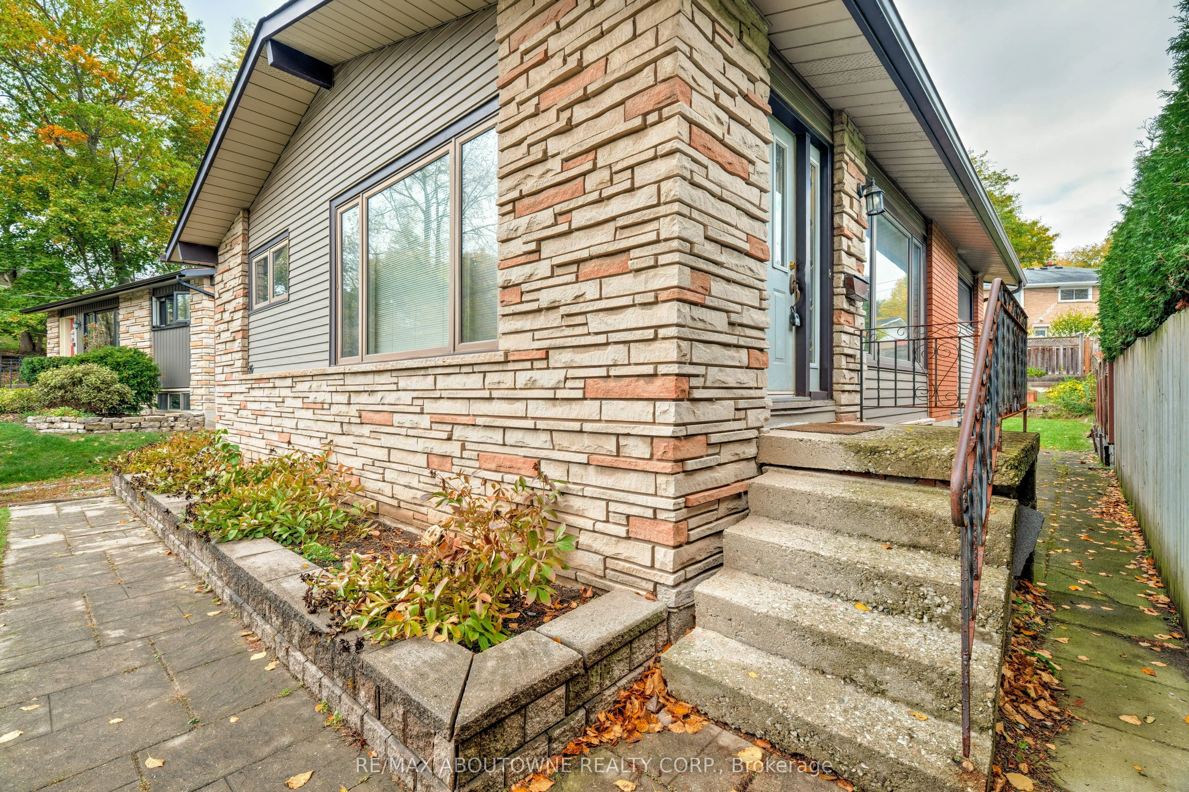 26 Sleepy Hollow Court, Hamilton, ON L9H 1H3