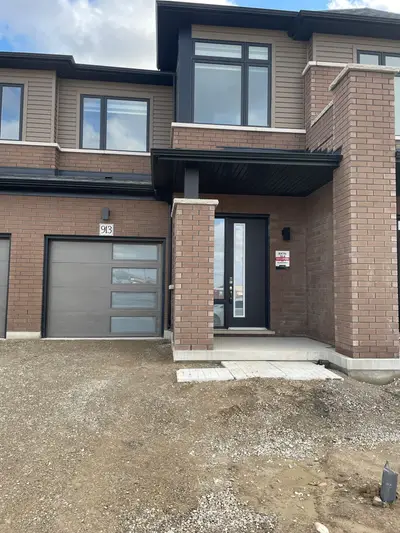 Att/Row/Townhouse in Stratford