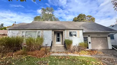 Detached in Niagara Falls