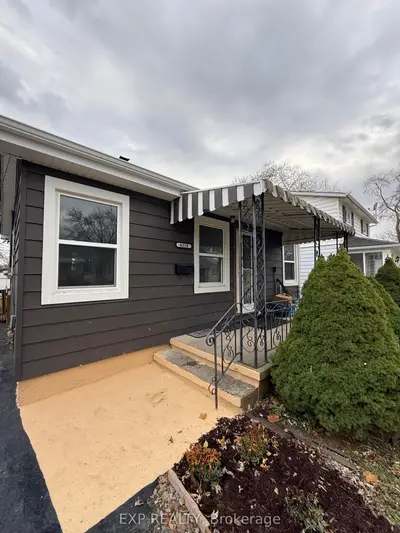 Detached in Niagara Falls